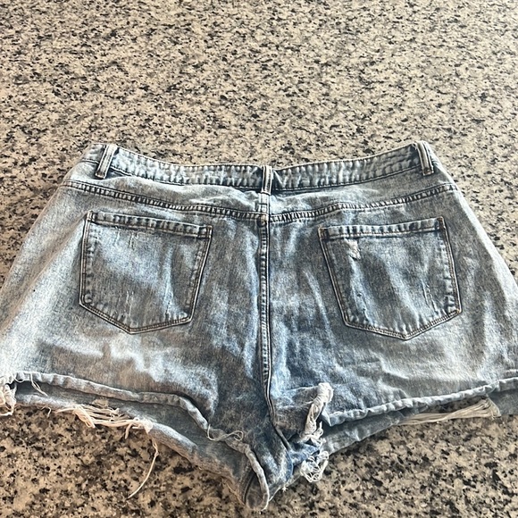 SHEIN Curve Distressed Short Shorts - Picture 2 of 4